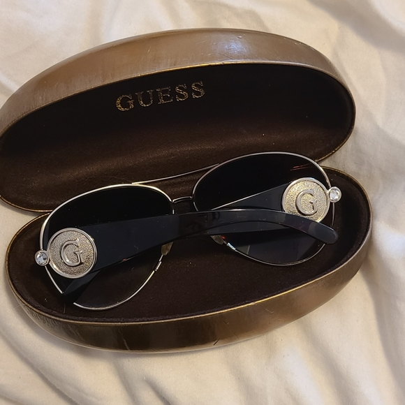 GUESS UVA/UVB Protected Sunglasses - Picture 2 of 6